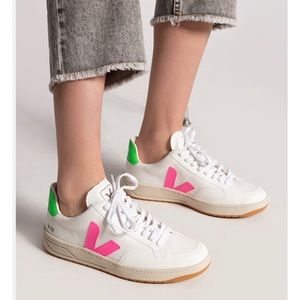 Men's V-12 B-mesh White Sari Absinthe Sneakers Size 7/ excellent